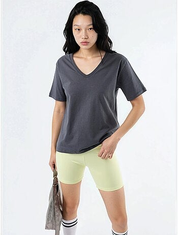 T-shirt in maglia tinta unita con scollo a v busem