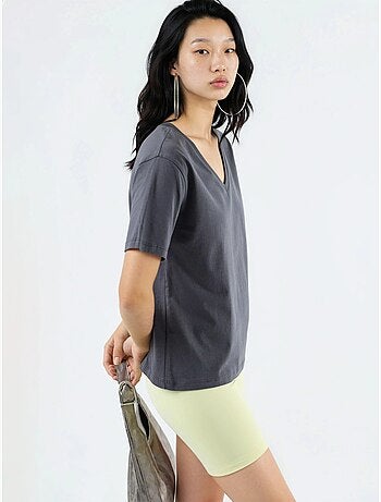 T-shirt in maglia tinta unita con scollo a v busem