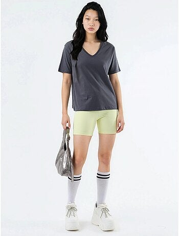 T-shirt in maglia tinta unita con scollo a v busem