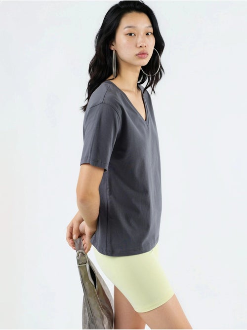 T-shirt in maglia tinta unita con scollo a v busem - Kiabi T-shirt in maglia tinta unita con scollo a v busem - Kiabi