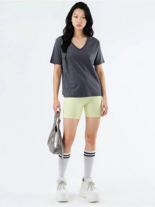 T-shirt in maglia tinta unita con scollo a v busem - Kiabi T-shirt in maglia tinta unita con scollo a v busem - Kiabi