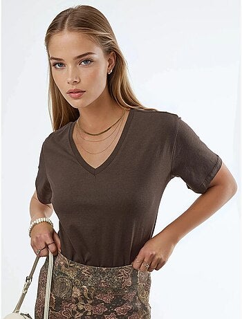 T-shirt in maglia tinta unita con scollo a v busem
