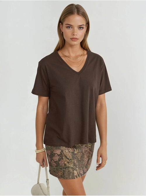 T-shirt in maglia tinta unita con scollo a v busem - Kiabi T-shirt in maglia tinta unita con scollo a v busem - Kiabi
