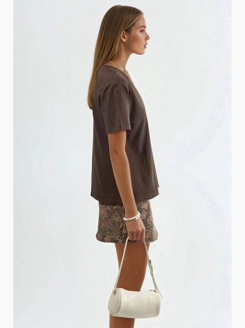 T-shirt in maglia tinta unita con scollo a v busem - Kiabi T-shirt in maglia tinta unita con scollo a v busem - Kiabi