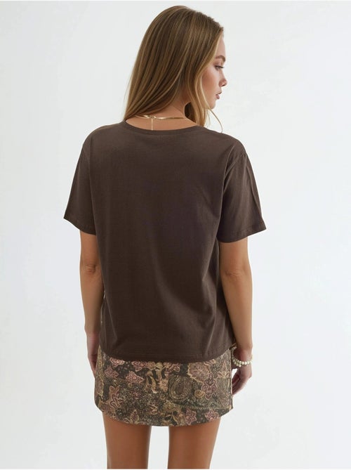 T-shirt in maglia tinta unita con scollo a v busem - Kiabi T-shirt in maglia tinta unita con scollo a v busem - Kiabi