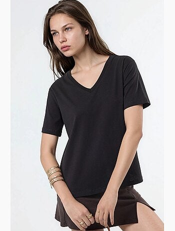 T-shirt in maglia tinta unita con scollo a v busem