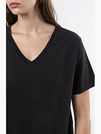 T-shirt in maglia tinta unita con scollo a v busem