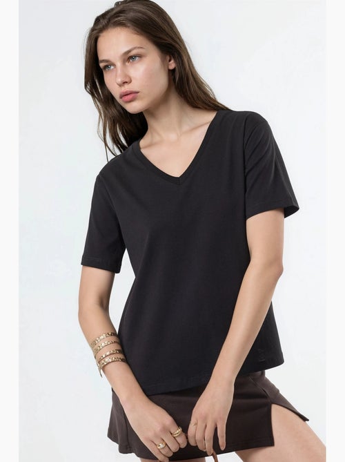 T-shirt in maglia tinta unita con scollo a v busem - Kiabi T-shirt in maglia tinta unita con scollo a v busem - Kiabi