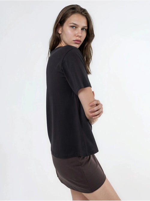 T-shirt in maglia tinta unita con scollo a v busem - Kiabi T-shirt in maglia tinta unita con scollo a v busem - Kiabi