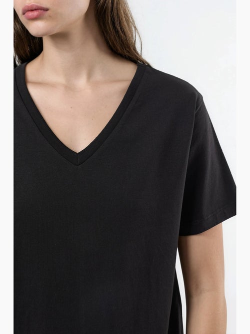 T-shirt in maglia tinta unita con scollo a v busem - Kiabi T-shirt in maglia tinta unita con scollo a v busem - Kiabi
