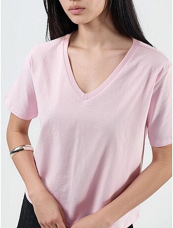 T-shirt in maglia tinta unita con scollo a v busem