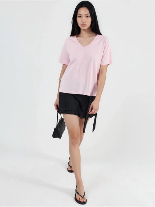T-shirt in maglia tinta unita con scollo a v busem - Kiabi T-shirt in maglia tinta unita con scollo a v busem - Kiabi