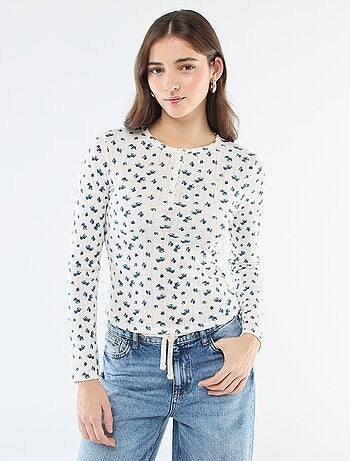 T-shirt in maglia traforata a fiori