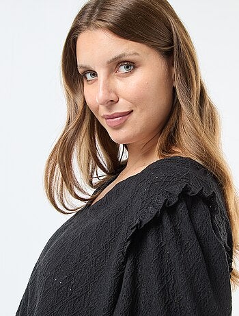 T-shirt in maglia traforata con spalle a volant