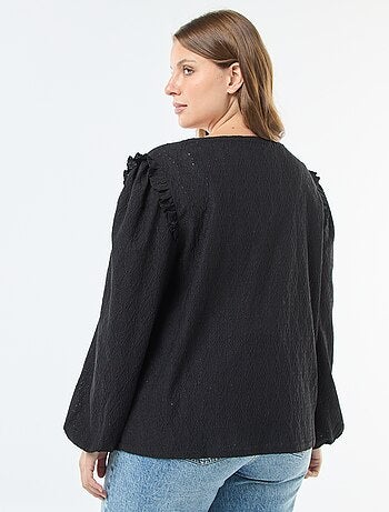 T-shirt in maglia traforata con spalle a volant