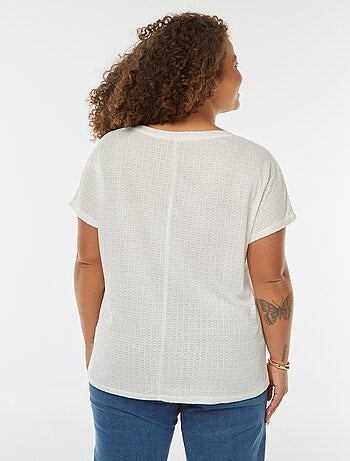 T-shirt in tessuto goffrato e traforato a maniche corte