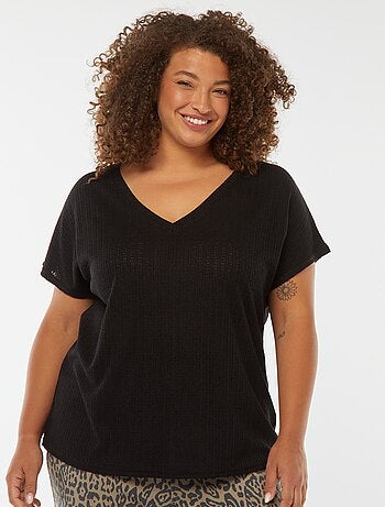 T-shirt in tessuto goffrato e traforato a maniche corte