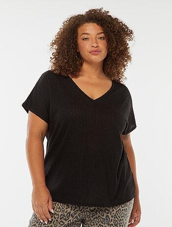 T-shirt in tessuto goffrato e traforato a maniche corte