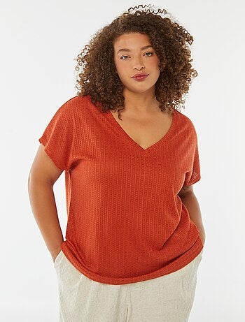 T-shirt in tessuto goffrato e traforato a maniche corte