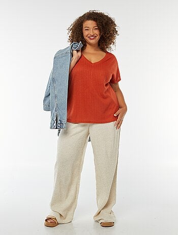 T-shirt in tessuto goffrato e traforato a maniche corte