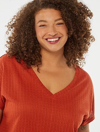 T-shirt in tessuto goffrato e traforato a maniche corte