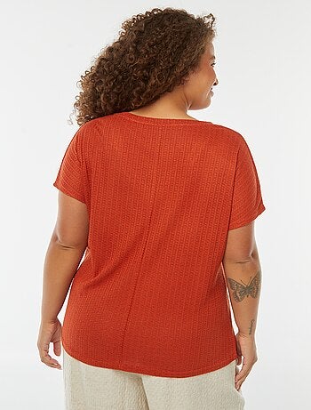 T-shirt in tessuto goffrato e traforato a maniche corte