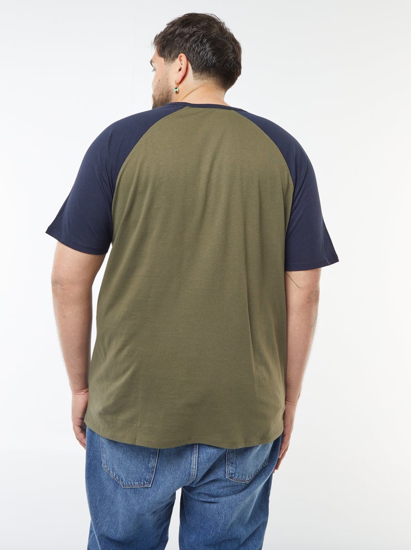 T-shirt maniche corte raglan con tasca sul petto Kaki - Kiabi