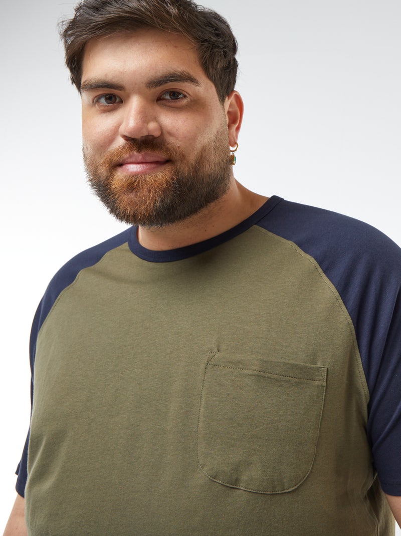 T-shirt maniche corte raglan con tasca sul petto Kaki - Kiabi