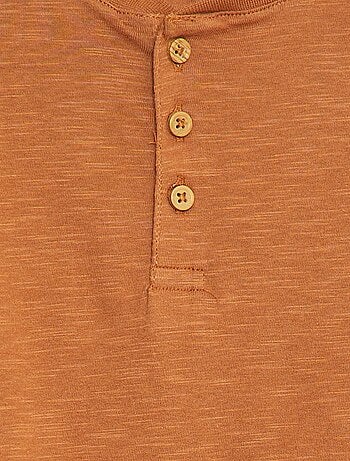 T-shirt maniche lunghe e collo serafino