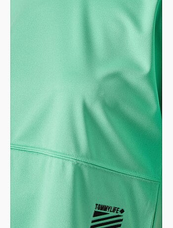 T-shirt oversize con collo rotondo e tasca tommy