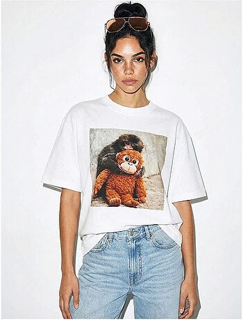 T-shirt oversize con stampa e scollo a girocollo con dettaglio accessorio lucci