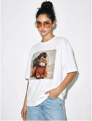 T-shirt oversize con stampa e scollo a girocollo con dettaglio accessorio lucci