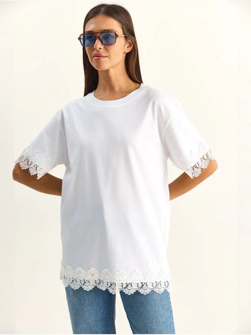 T-shirt oversize in cotone con girocollo lucci - Kiabi T-shirt oversize in cotone con girocollo lucci - Kiabi