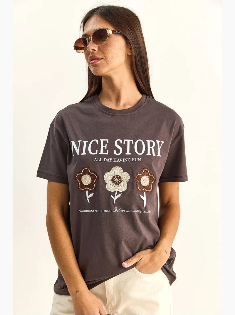 T-shirt relaxed fit con stampa testuale e dettaglio ricamato lucci Marrone cioccolato - Kiabi