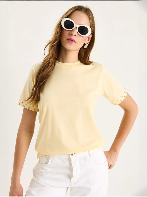 T-shirt ricamata con girocollo e maniche corte lucci - Kiabi T-shirt ricamata con girocollo e maniche corte lucci - Kiabi
