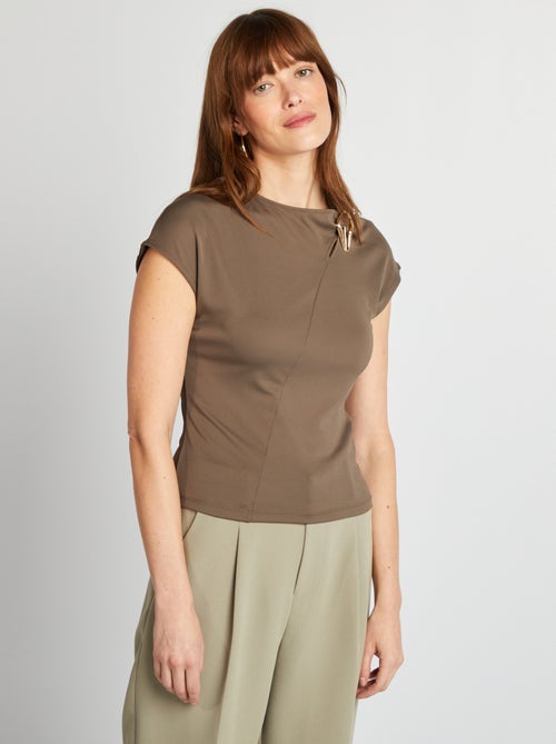 T-shirt satinata con fibbia metallica sul collo - Kiabi