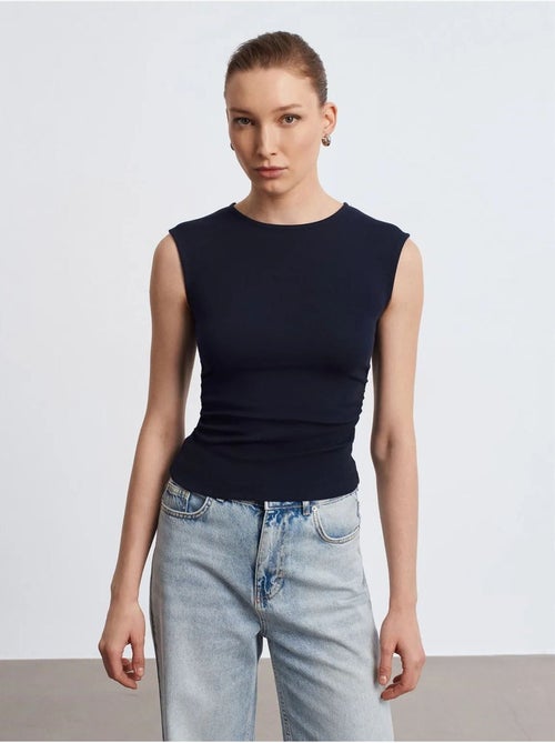 T-shirt senza maniche a costine con girocollo, slim fit dilvin - Kiabi T-shirt senza maniche a costine con girocollo, slim fit dilvin - Kiabi