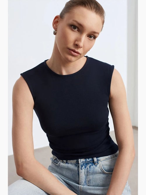 T-shirt senza maniche a costine con girocollo, slim fit dilvin - Kiabi T-shirt senza maniche a costine con girocollo, slim fit dilvin - Kiabi