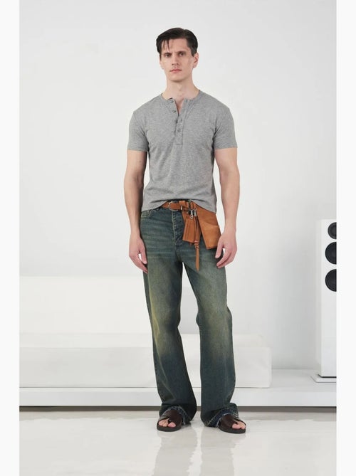 T-shirt slim fit con girocollo e bottoni giesto - Kiabi T-shirt slim fit con girocollo e bottoni giesto - Kiabi