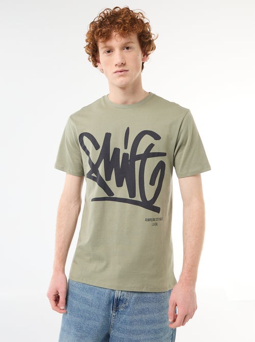 T-shirt stampata con motivo piazzato in cotone tinta unita - Kiabi T-shirt stampata con motivo piazzato in cotone tinta unita - Kiabi