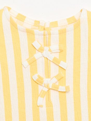 T-shirt stampata e con volant