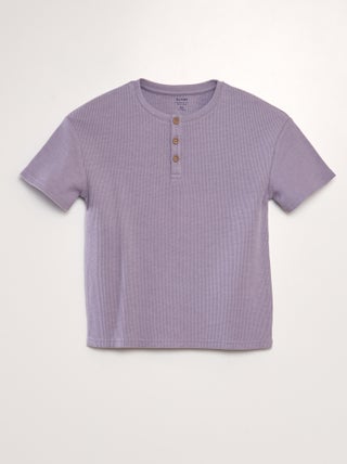 T-shirt testurizzata con collo serafino