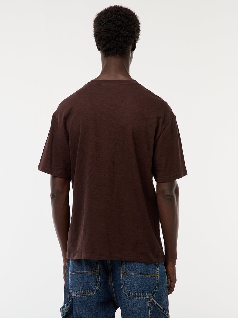 T-shirt tinta unita a maniche corte con tasca sul petto Marrone - Kiabi