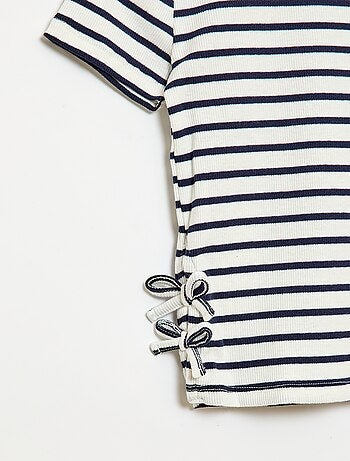 T-shirt tinta unita con fiocchi decorativi