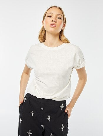 T-shirt tinta unita con scollo tondo e maniche corte con risvolti