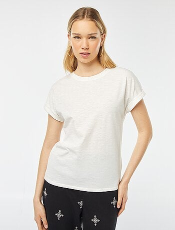 T-shirt tinta unita con scollo tondo e maniche corte con risvolti