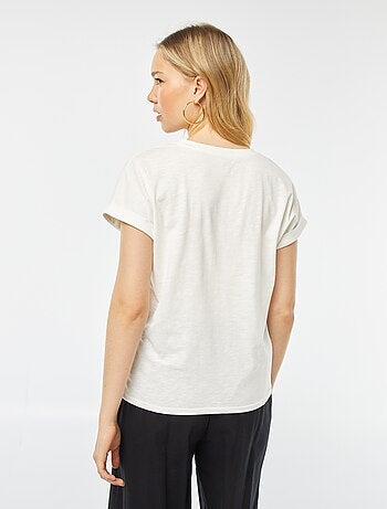 T-shirt tinta unita con scollo tondo e maniche corte con risvolti