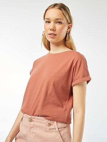 T-shirt tinta unita con scollo tondo e maniche corte con risvolti