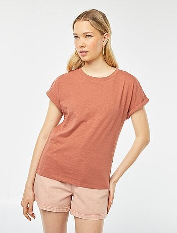 T-shirt tinta unita con scollo tondo e maniche corte con risvolti