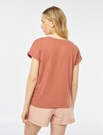 T-shirt tinta unita con scollo tondo e maniche corte con risvolti